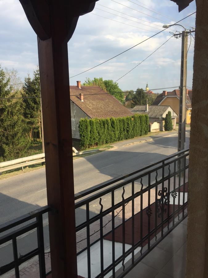 Villa Negra Motel Berzence ภายนอก รูปภาพ